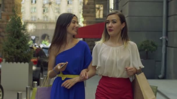 Елегантні покупці жінки насолоджуються покупками у торговому центрі — стокове відео