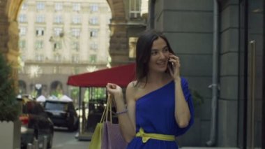 Alışveriş torbaları telefonda konuşurken ile neşeli kadın