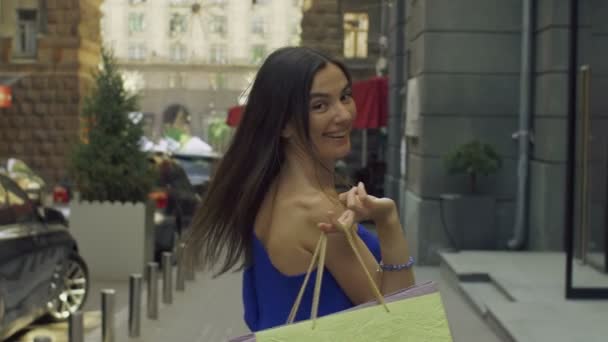 Elegáns nő, bevásárló táskák, séta utca — Stock videók