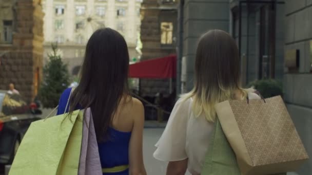Shopper kobiet toczenia z powrotem uśmiechający się na ulicy miasta — Wideo stockowe