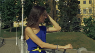 Neşeli kadın köprü trabzanın eğilerek