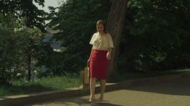 Alışveriş kadın yüksek topuk ayakkabı sokakta ayarlama