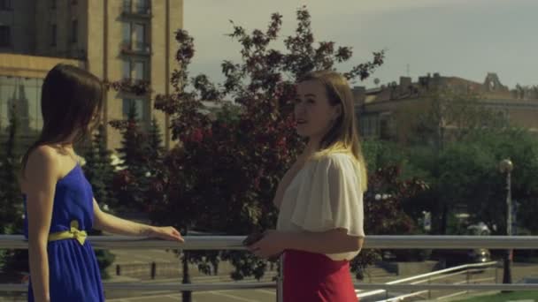 Twee mooie vrouwen bespreken van de laatste nieuws in de stad — Stockvideo