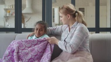 Ateşli hasta kız evde üşüyormuş.