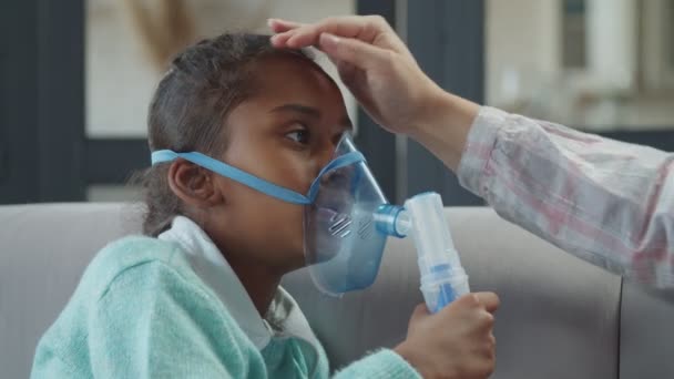 Flicka tillämpa medicin inhalation behandling inomhus — Stockvideo