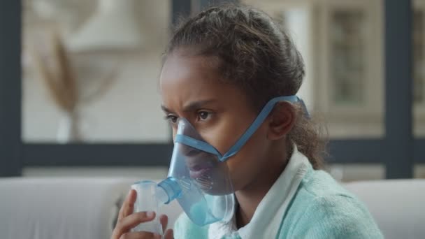 Girl inhaling drugs to treat respiratory diseases — Stock Video