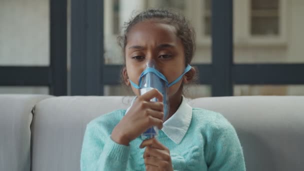 Menina doente respiração intensa através de máscara de nebulizador — Vídeo de Stock