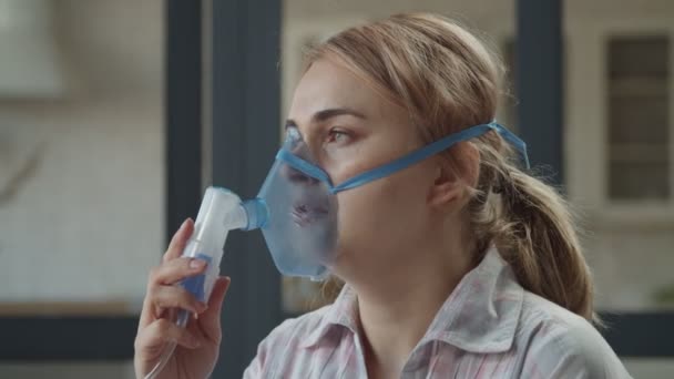 Γυναίκα που χρησιμοποιεί νεφελοποιητή για αναπνευστικές παθήσεις σε εσωτερικούς χώρους — Αρχείο Βίντεο