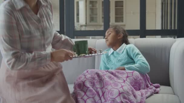 Liebevolle Mutter kümmert sich zu Hause um kranke Tochter — Stockvideo