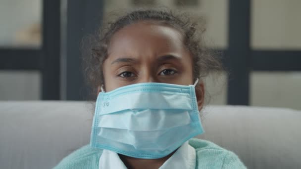 Mikrop bulaşmasın diye maske takan hasta bir kız. — Stok video