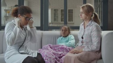 Kadın Doktor muayene çocuk stetoskop ile