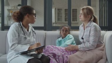 Hasta çocuğa ilaç yazan aile doktoru.