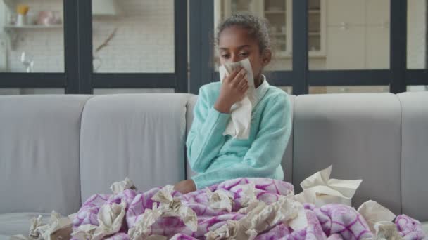 Άρρωστο κορίτσι με κρύα μύτη φυσώντας στον ιστό στο σπίτι — Αρχείο Βίντεο