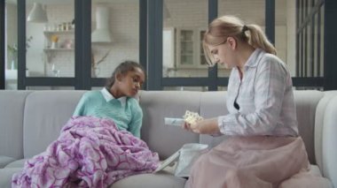 Endişeli anne hasta çocuk için doğru ilacı seçiyor.