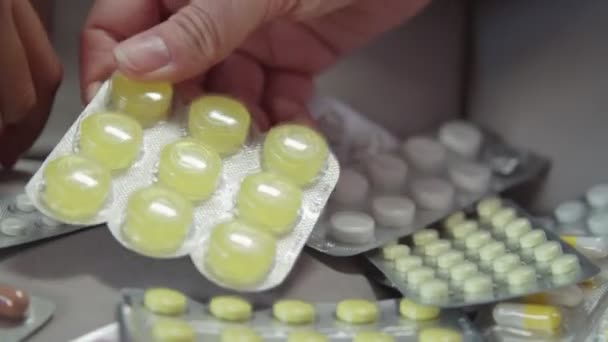 Mains féminines donnant de la drogue à un enfant malade à la maison — Video