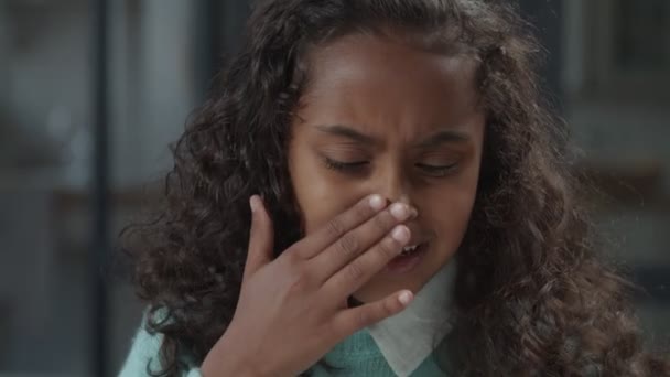 Missnöjd svart liten flicka gråter inomhus — Stockvideo