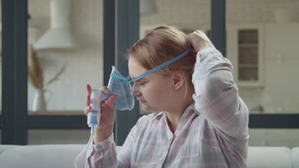 Mujer haciendo tratamiento por inhalación con nebulizador — Vídeos de Stock