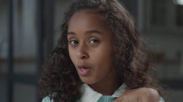 Šťastná dívka před dospívající ukazuje prstem na vás — Stock video