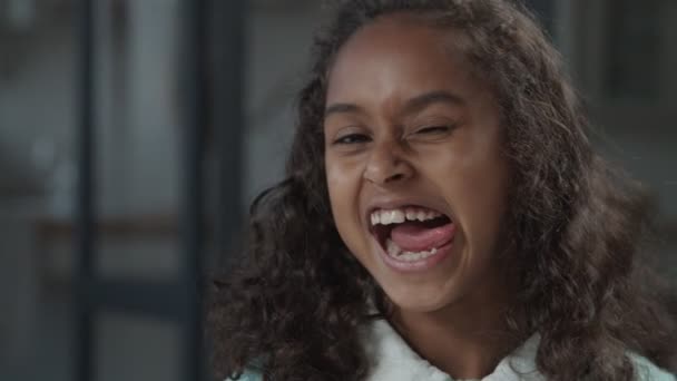 장난기가 많은 흑인 소녀가 익살 스러운 표정을 짓고 있다 — 비디오