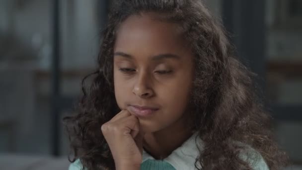 Pensive klein meisje ondersteunen kin met de hand — Stockvideo