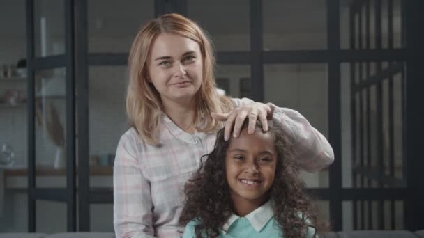 Portret van gelukkige moeder en gemengde ras dochter — Stockvideo