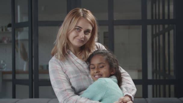 Zorgzame moeder met gemengd ras kind in liefde omarmen — Stockvideo