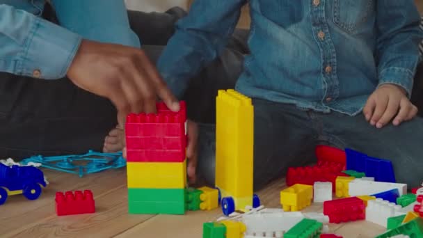 Afrikansk familj leker med byggstenar — Stockvideo