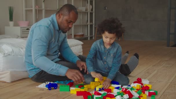Vader en zoon spelen thuis ontwikkelingsspel — Stockvideo