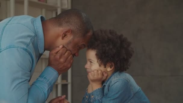 遊び心のある父と息子彼らの額をぶつける — ストック動画
