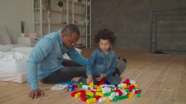 Çeşitli aile evde inşaatçıyla oynuyor