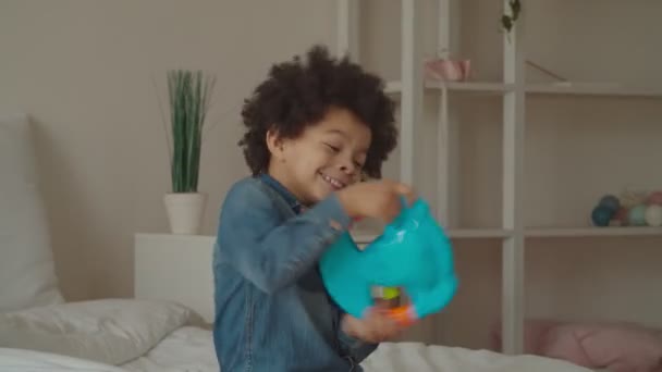 Mixed race boy jugando con el volante de juguete — Vídeos de Stock