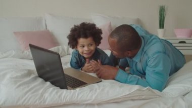 Siyah baba ve oğlu internetten çizgi film yayınlıyorlar.