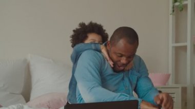 Kaygısız farklı aile yatak odasında eğleniyor.