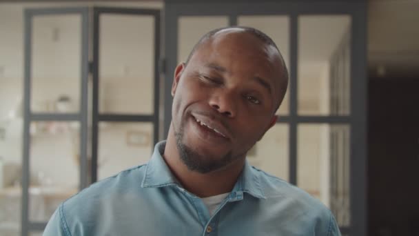 Verrückter schöner afrikanischer Mann zwinkert verspielt — Stockvideo