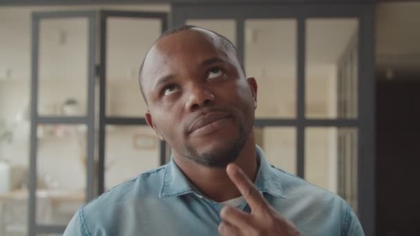 Porträt eines nachdenklichen schwarzen Mannes, der nach oben blickt — Stockvideo