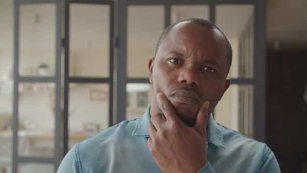 Portrét zamyšleného afrického muže v hlubokých myšlenkách — Stock video
