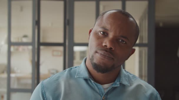 실내에서 진심으로 웃는 쾌활 한 아프리카 남자 — 비디오