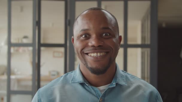 Positieve vrolijke zwarte man met vrolijke uitdrukking — Stockvideo