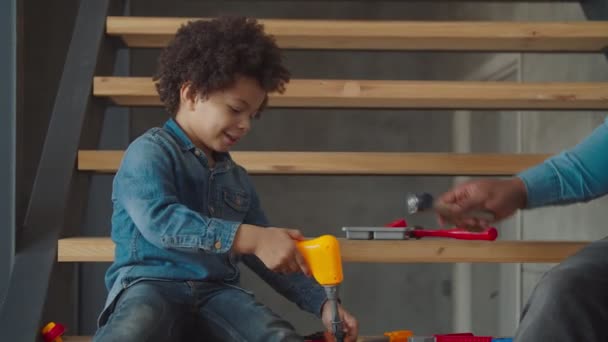 Bambino che impara gli strumenti di lavoro a casa shop class — Video Stock