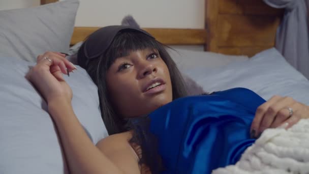 Moe gemengde ras vrouwelijke dressing oogmasker voor slaap — Stockvideo