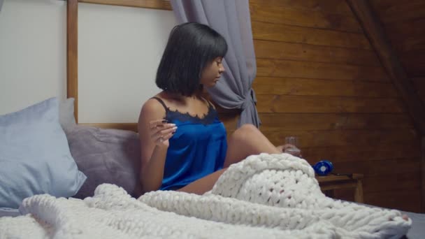 Расслабленный женский будильник на телефоне — стоковое видео