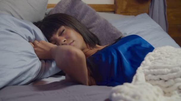 Retrato Inquieta Sonolento Bela Mestiça Fêmea Pijama Azul Sofrendo Distúrbio — Vídeo de Stock