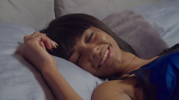 Retrato Mulher Multiétnica Encantadora Sorridente Pijama Dormindo Pacificamente Quarto Vendo — Vídeo de Stock