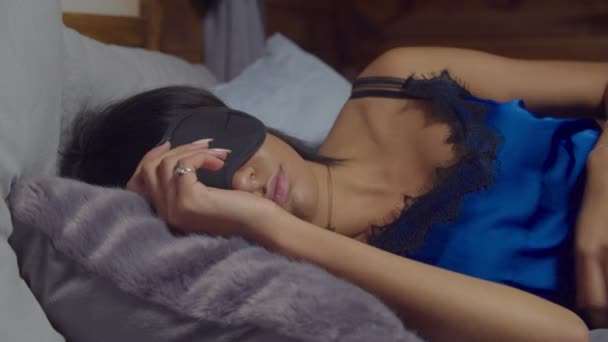 Ночной Портрет Красивой Молодой Многонациональной Женщины Синей Пижаме Маске Сна — стоковое видео