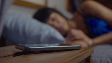 Uykulu kadın snoozing çalar saat cep telefonu