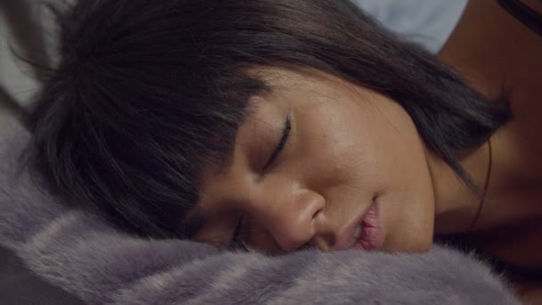 Müde multiethnische Frau schnarcht laut im Bett — Stockvideo