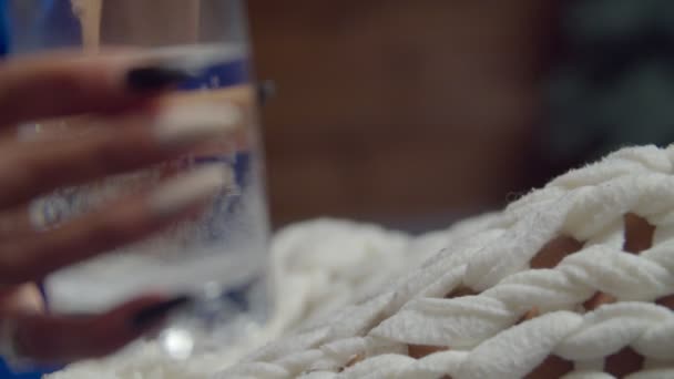 Medicamentos femeninos y vaso de agua en la cama — Vídeo de stock