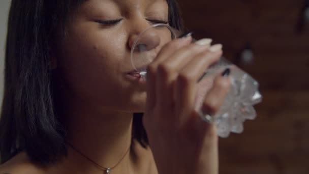 Mujer linda refrescante con vaso de agua con vitaminas — Vídeo de stock