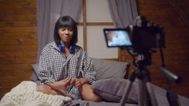 Neşeli kadın vlogger kayıt sırasında hata yaptı