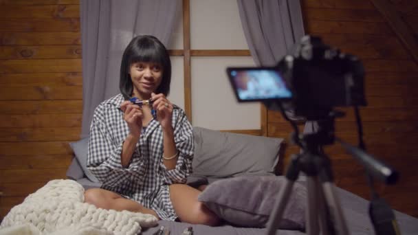 Blogger femenina con vídeo de grabación de cosméticos en casa — Vídeo de stock